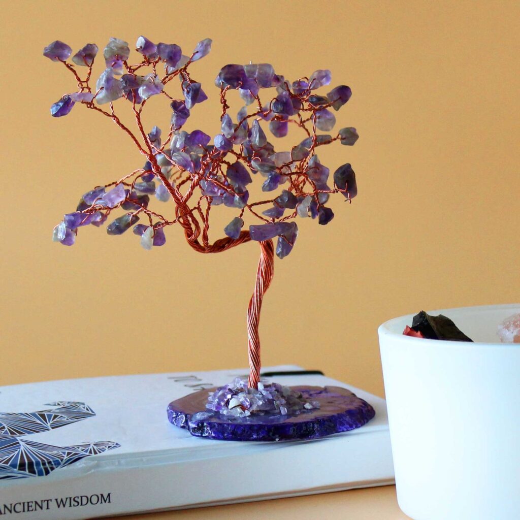 Árbol de piedras de amatista sobre base de ágata natural