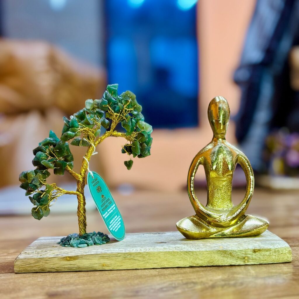Árbol de piedras de aventurina verde con figura en postura del loto