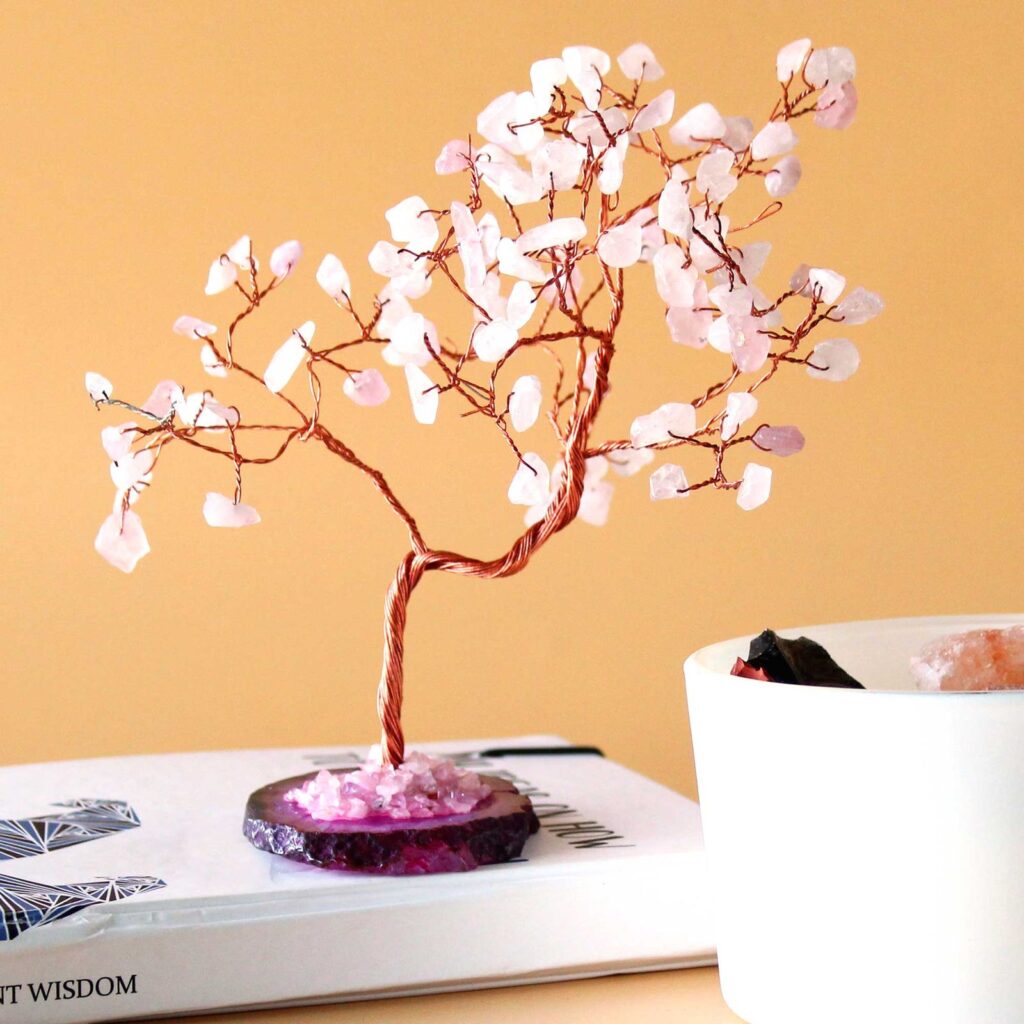 Árbol de piedras de cuarzo rosa sobre base de ágata rosa
