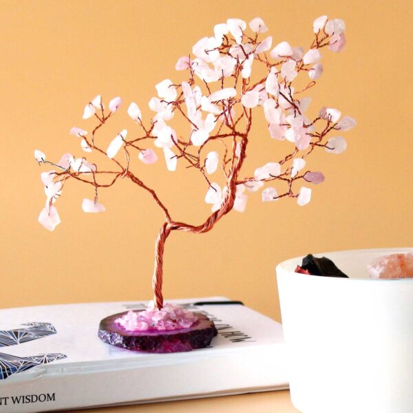 Árbol de piedras de cuarzo rosa sobre base de ágata rosa