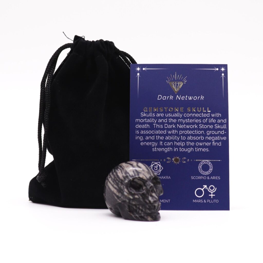 Calavera tallada de piedra oscura - Pequeña